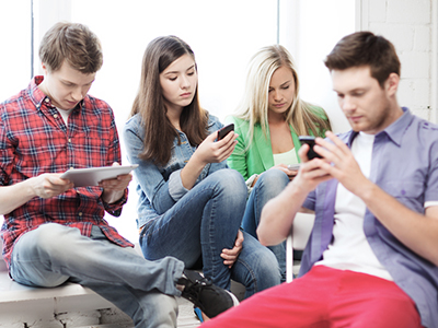 psychguides-shutterstock182518145-students_on_their_phones-feature_image